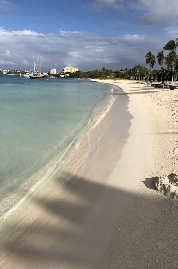 weiße Sand vom Aruba Strandtag Aruba