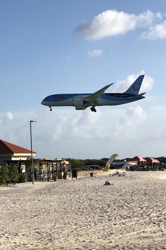 Flugzeug fast am Strand Strandtag Aruba