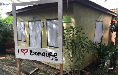 Fotorahmen mit I-love-Bonaire-Schriftzug vor einem Haus