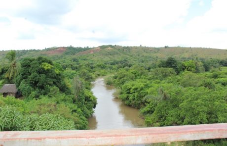 IMG_4059 Blick von einer Brücke auf einen Fluss in der Landschaft bei Antsiranana