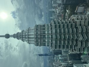 Spitze des zweiten Petronas-Turms vom Aussichtsdeck aus gesehen Spitze des zweiten Petronas-Turms vom Aussichtsdeck aus gesehen