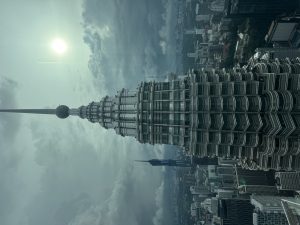 Turmspitze der Petronas Towers vor der Skyline von Kuala Lumpur Turmspitze der Petronas Towers vor der Skyline von Kuala Lumpur