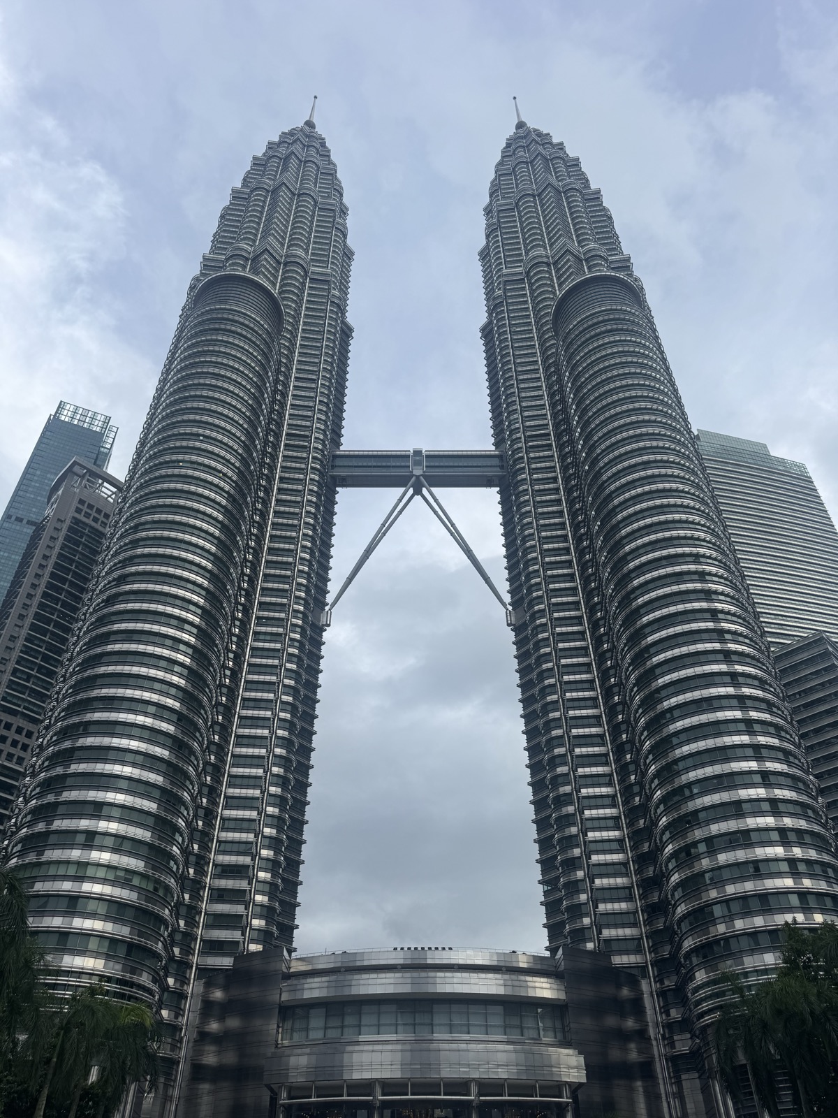Petronas Twin Towers mit der Skybridge zwischen den Türmen Petronas Twin Towers mit der Skybridge zwischen den Türmen