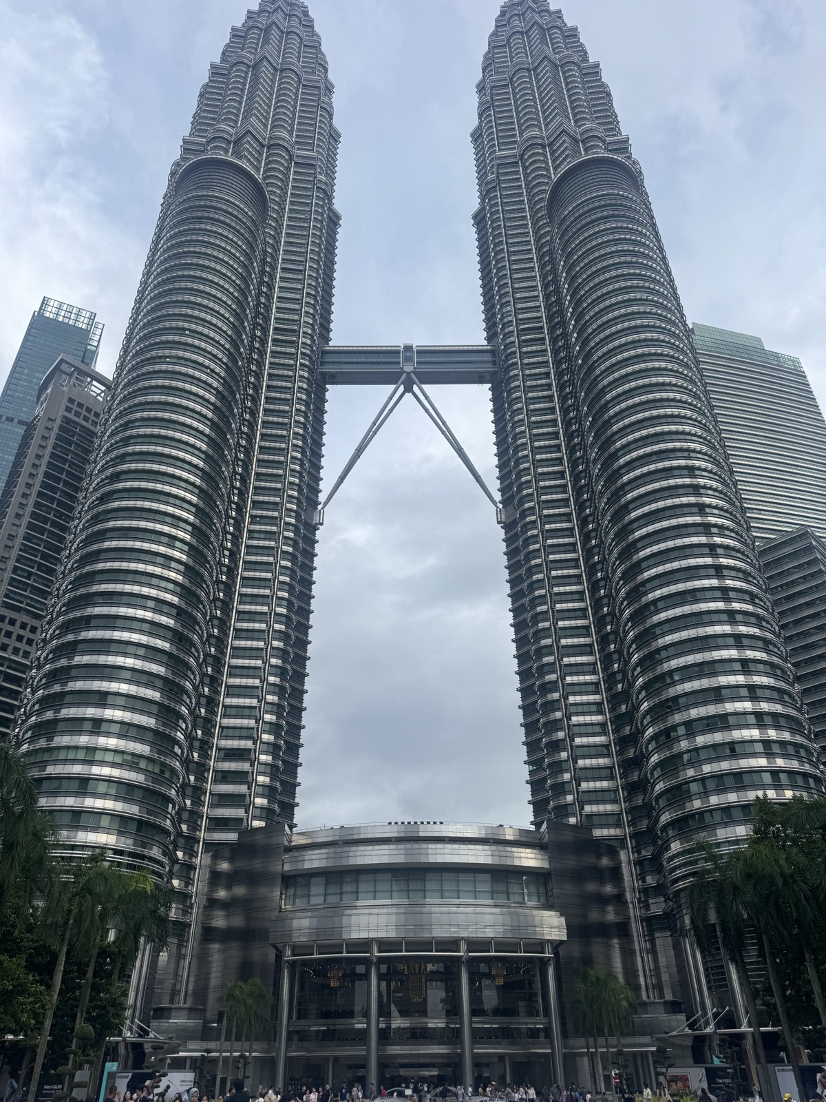 Die Petronas Twin Towers über dem Eingangsbereich der Suria KLCC Die Petronas Twin Towers über dem Eingangsbereich der Suria KLCC