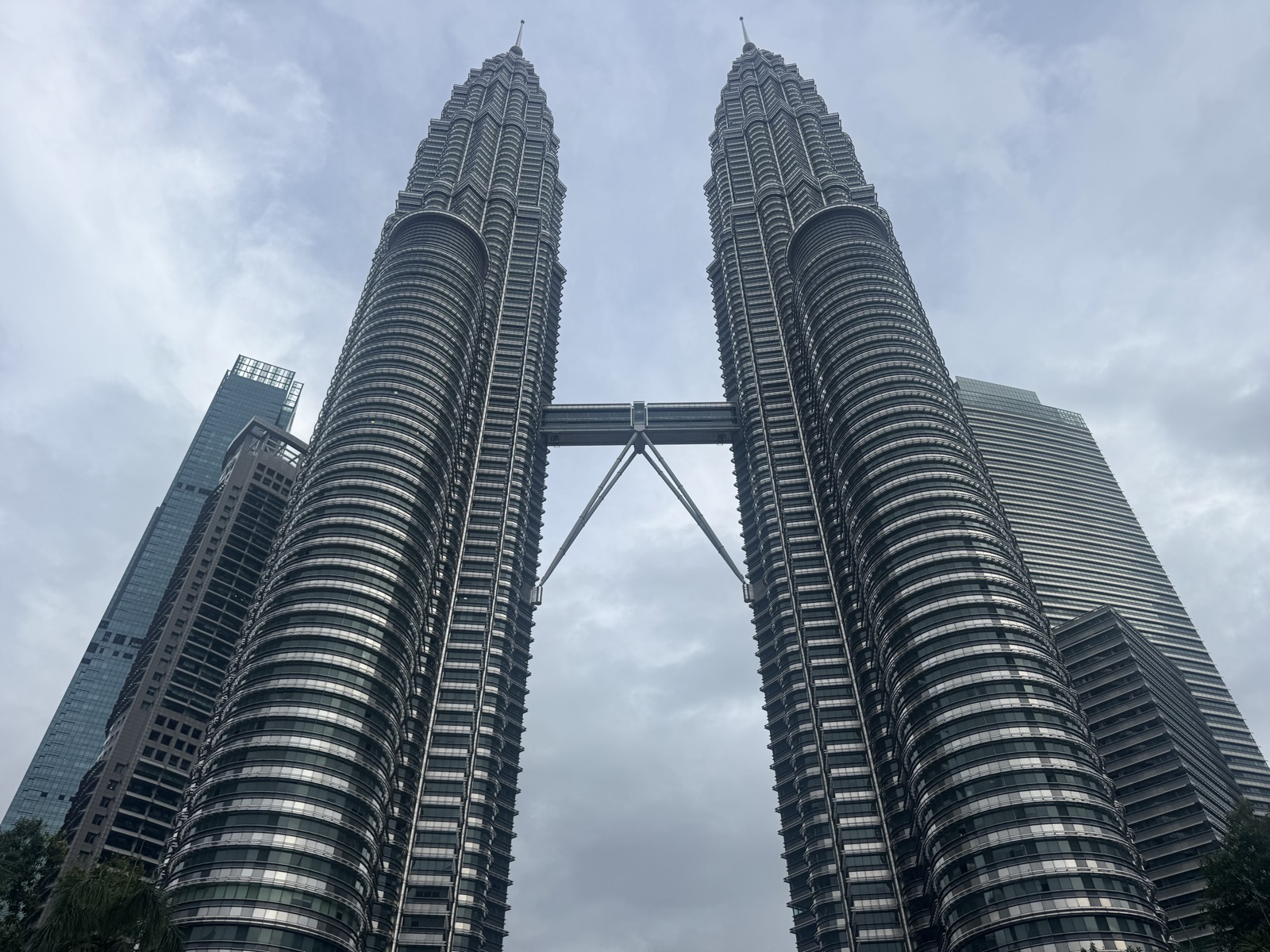 Die Petronas Twin Towers in Kuala Lumpur von unten Die Petronas Twin Towers in Kuala Lumpur von unten