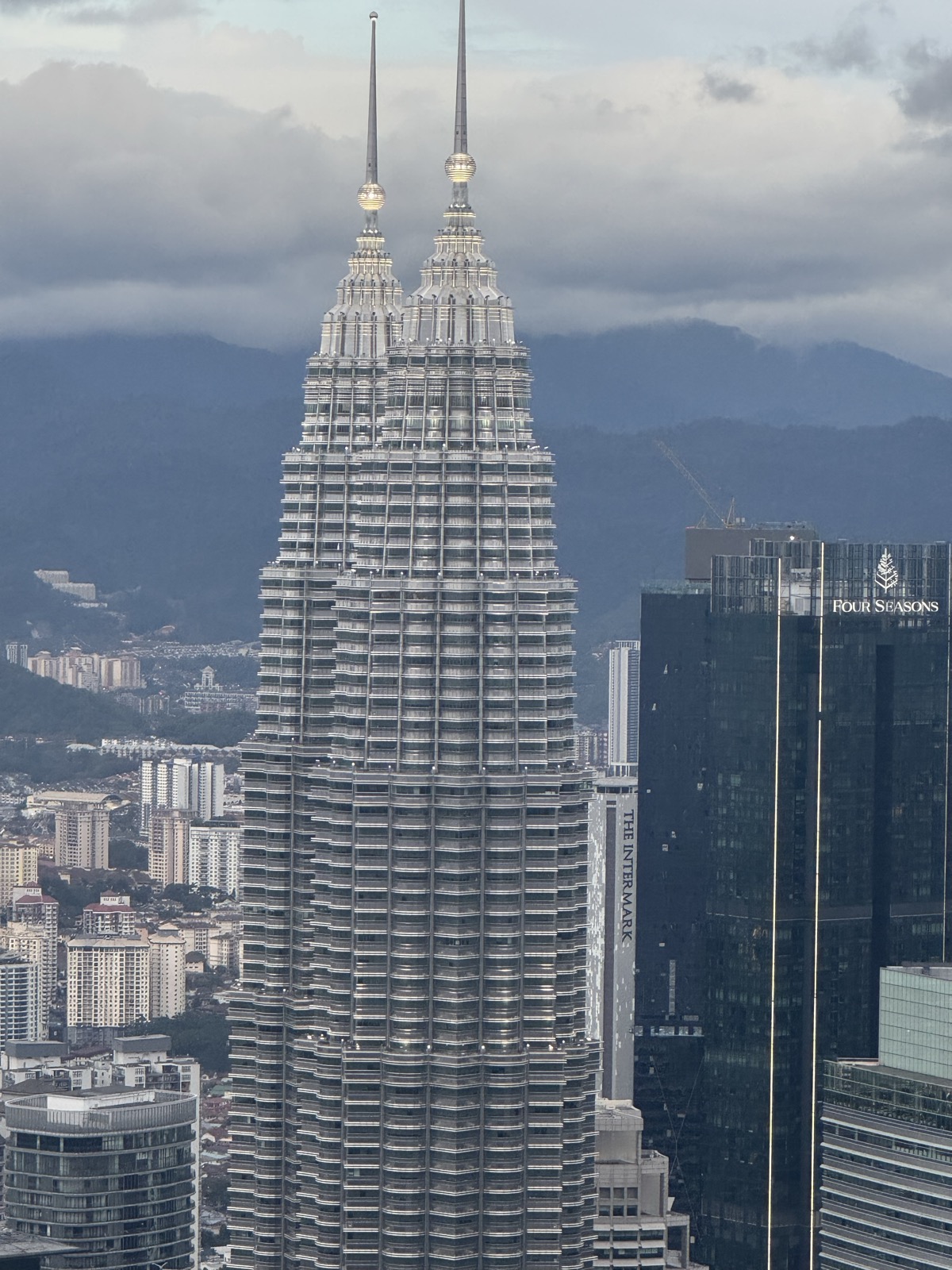 Die Petronas Twin Towers über den Hochhäusern von Kuala Lumpur Die Petronas Twin Towers über den Hochhäusern von Kuala Lumpur