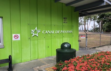 Gebäude des Besucherzentrums mit Logo Canal de Panamá