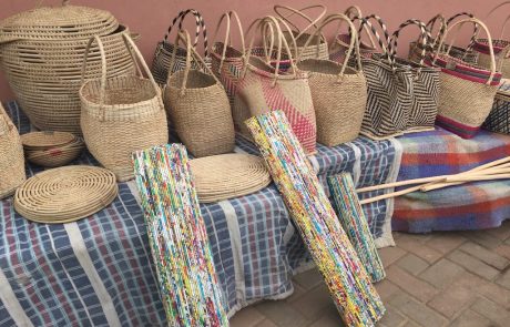 Strassen Markt Geflochtene Körbe an einem Marktstand in Durban