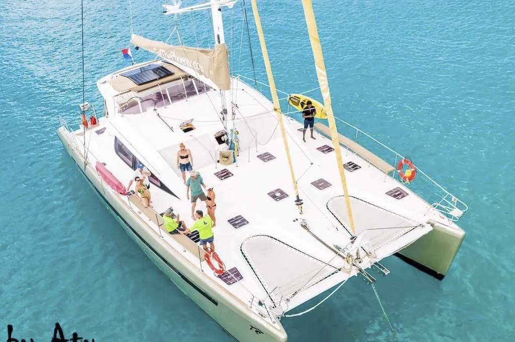 Katamaran von oben Gäste an Deck des Katamarans von oben gesehen