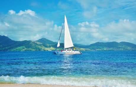 Katamaran_Bakadi Dreams-Osttour Segelnder Katamaran vor der Küste von Mauritius