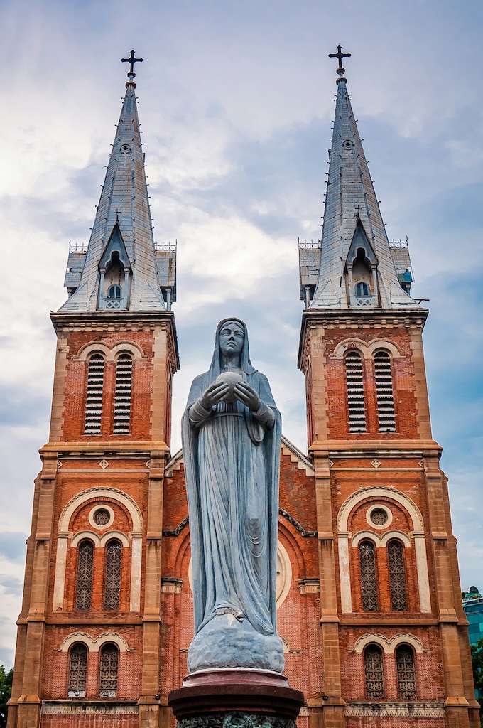 Kirche Marienstatue vor der Kathedrale Notre-Dame in Saigon