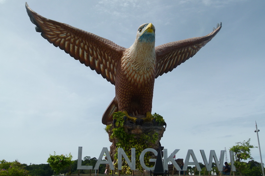 das Warzeichen von Langkawi Die Adlerstatue Dataran Lang, das Wahrzeichen von Langkawi