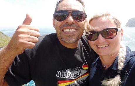 unsere Guide und Jarmila Guide und Gast am Aussichtspunkt über der Küste