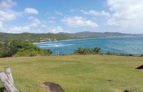 Süd Martinique Wiese am Aussichtspunkt mit Blick auf die Bucht