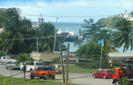Stadt St. Lucia Hafenbereich von Castries mit Fahrzeugen und Landesflagge
