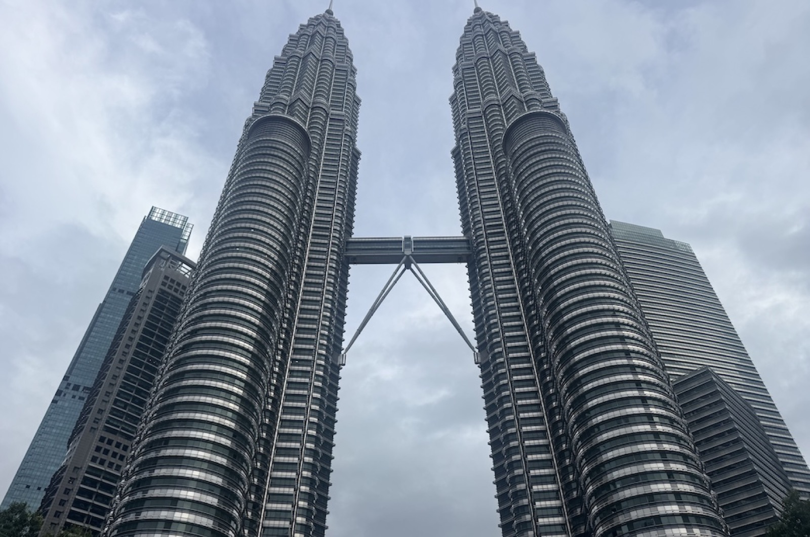 Blick hinauf zu den Petronas Twin Towers Blick hinauf zu den Petronas Twin Towers