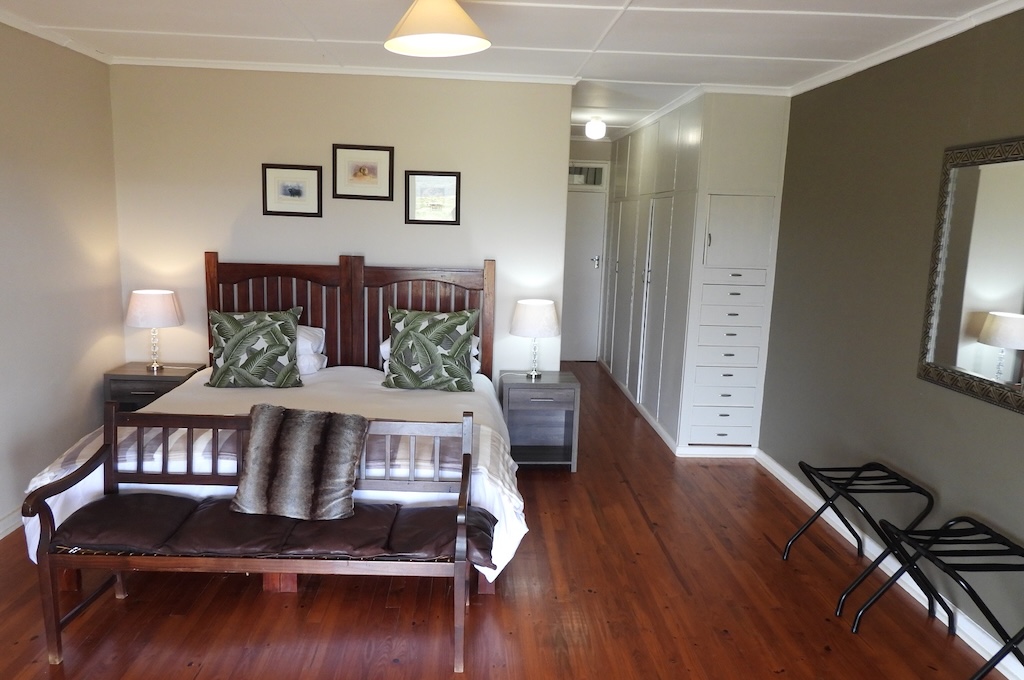 Schlafzimmer Schlafzimmer des Ranch House mit Doppelbett und Sitzbank