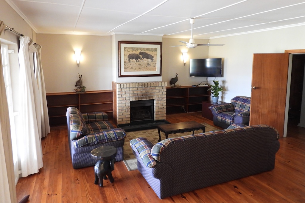 Gemeinsame Raum Wohnzimmer des Ranch House mit Kamin und Holzboden