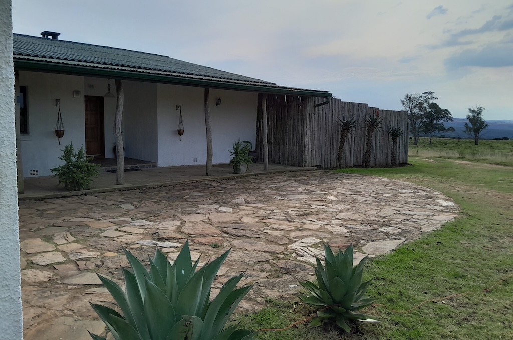 Ranch House Ranch House mit überdachter Veranda und Steinterrasse