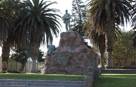 Das Marine-Denkmal zwischen Palmen in Swakopmund