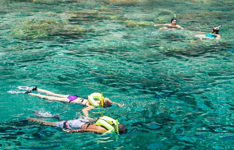 Snorkeling Schnorchler im türkisen Wasser über dem Riff