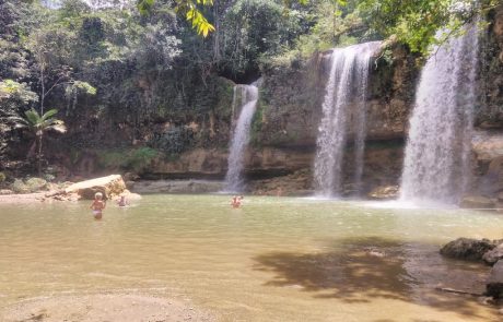 Wasserfall Badegäste im Naturpool unter dem Wasserfall Salto Alto
