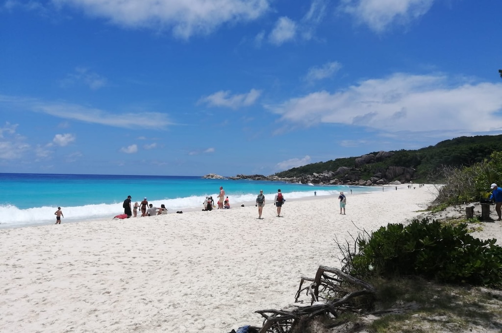 Strand Badegäste am weiten Sandstrand Grande Anse auf La Digue