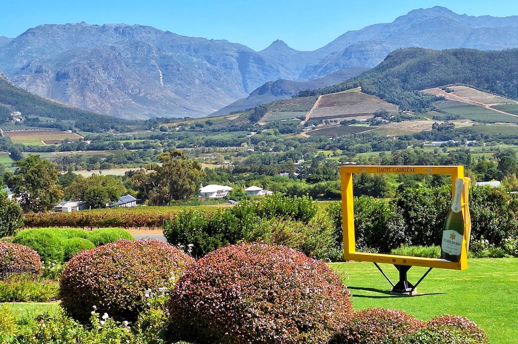 Wine Estates Blick über das Tal von Franschhoek mit Kunstobjekt im Garten