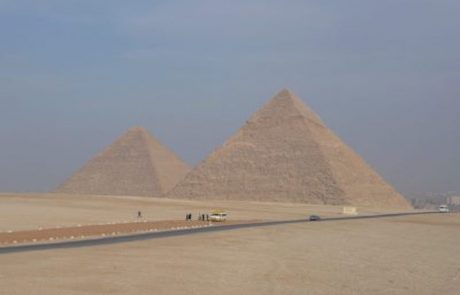 Cheops- und Chephren-Pyramide auf dem Gizeh-Plateau bei Kairo