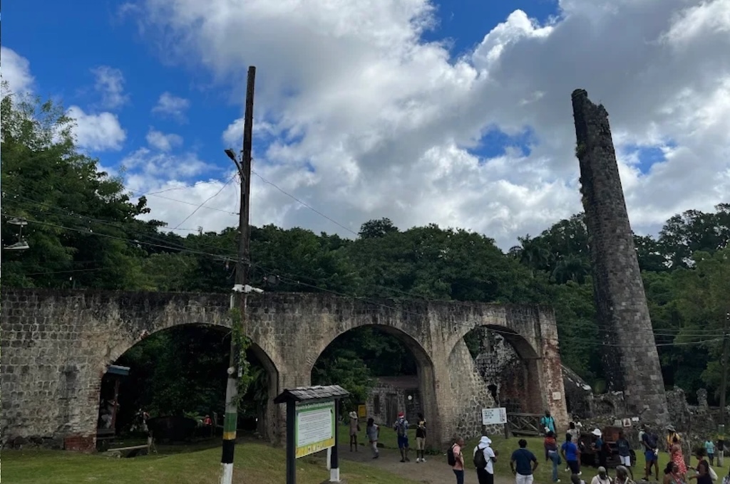 alte Rumdestilerie-Old Road aus dem 16.jahrhundert Besucher vor dem Aquädukt und Schornstein der alten Zuckerfabrik