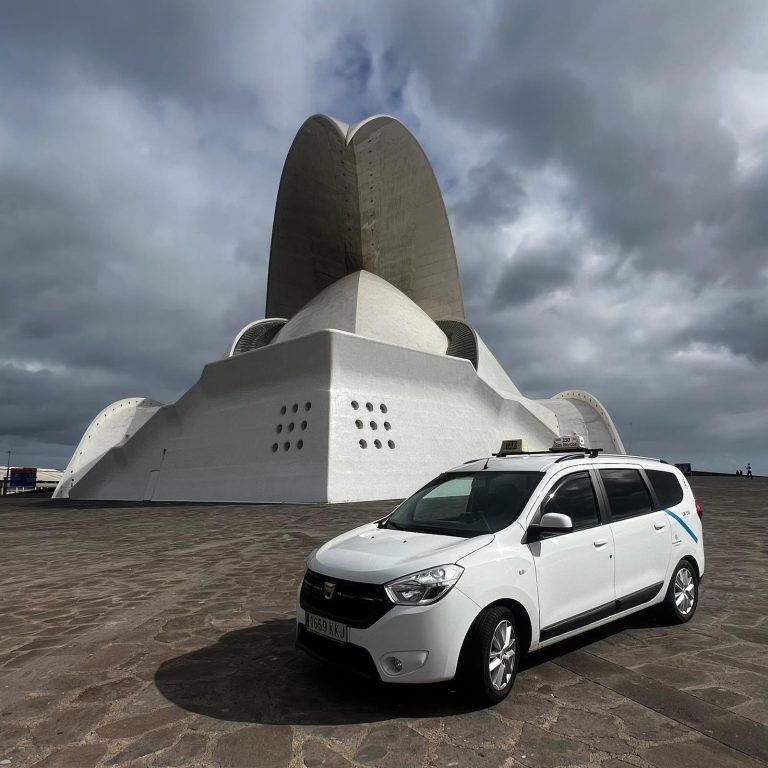 Das Auditorio de Tenerife in Santa Cruz mit Fahrzeug davor