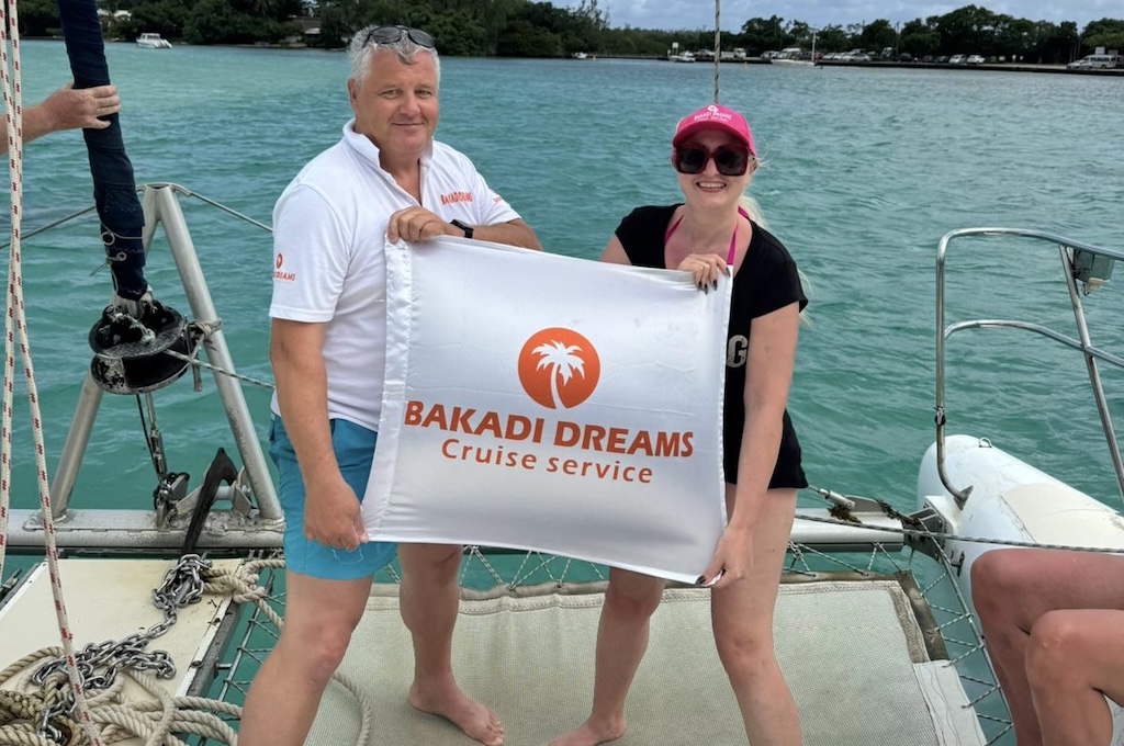 bakadi dfeams mit kat. blue bay Gäste mit Bakadi-Dreams-Flagge an Bord des Katamarans