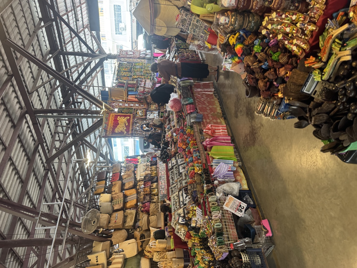 Markthalle mit Kunsthandwerk und Souvenirs bei Damnoen Saduak Markthalle mit Kunsthandwerk und Souvenirs bei Damnoen Saduak