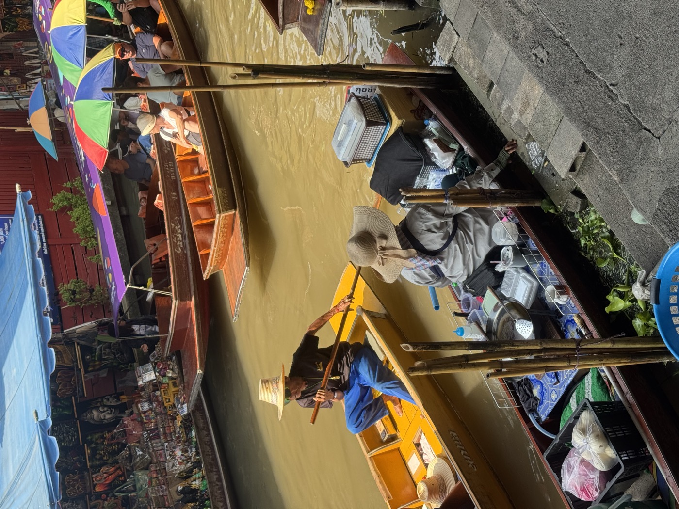 Händlerin im Boot verkauft frisch Gekochtes am schwimmenden Markt Händlerin im Boot verkauft frisch Gekochtes am schwimmenden Markt