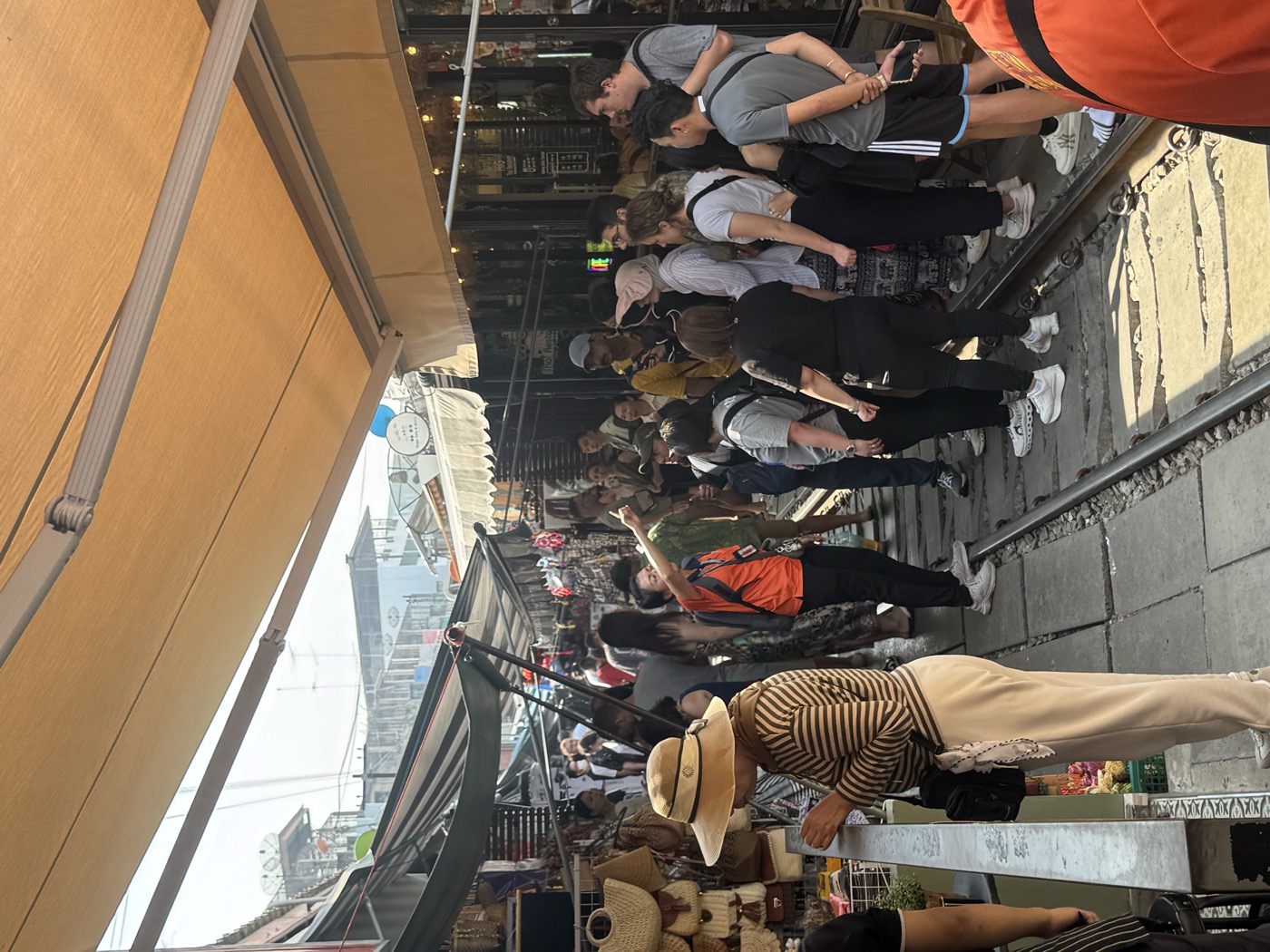 Reiseleiterin erklärt den Gästen den Markt am Bahngleis Reiseleiterin erklärt den Gästen den Markt am Bahngleis
