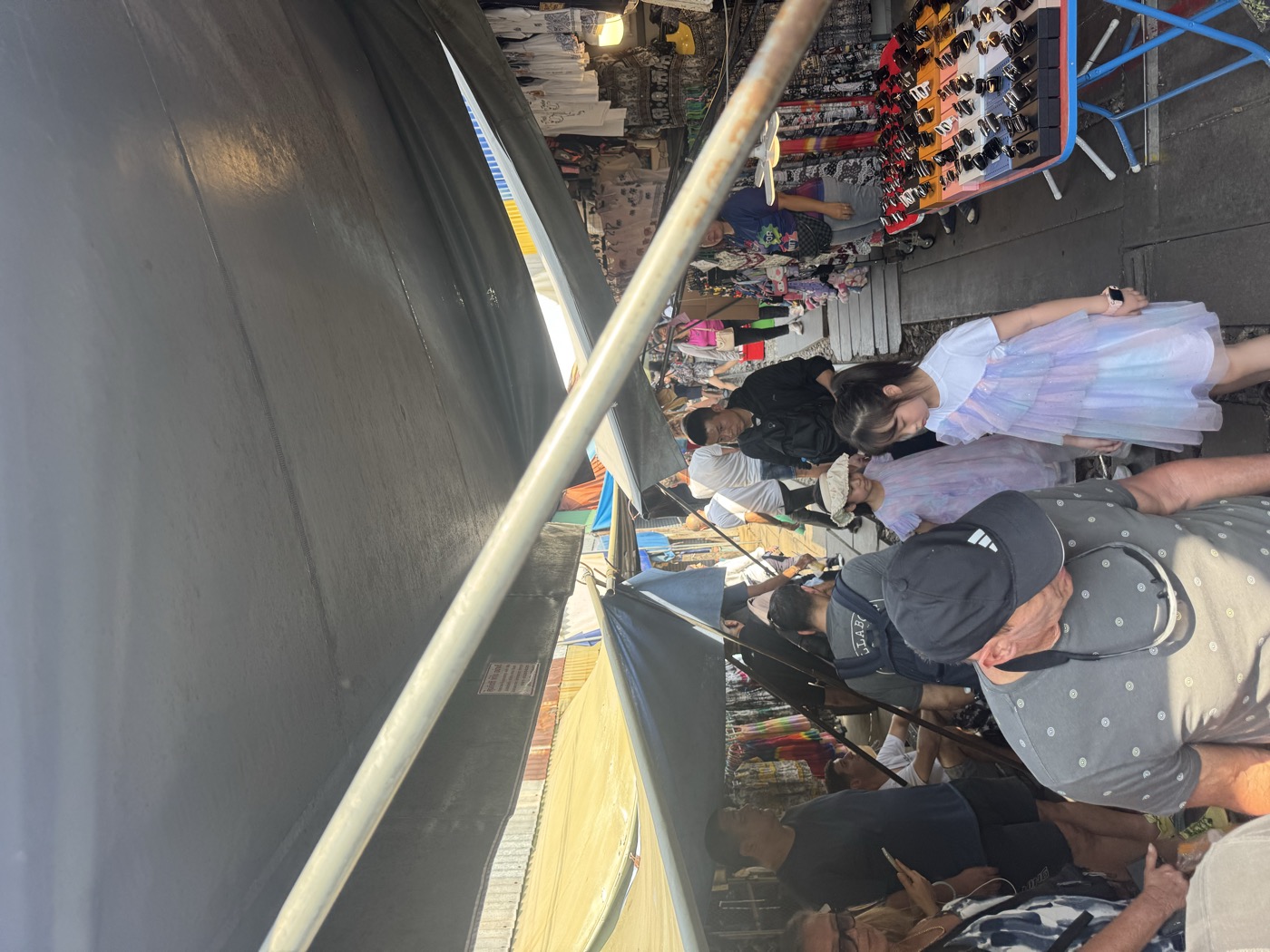 Verkaufsstände unter Planen entlang der Bahngleise in Maeklong Verkaufsstände unter Planen entlang der Bahngleise in Maeklong