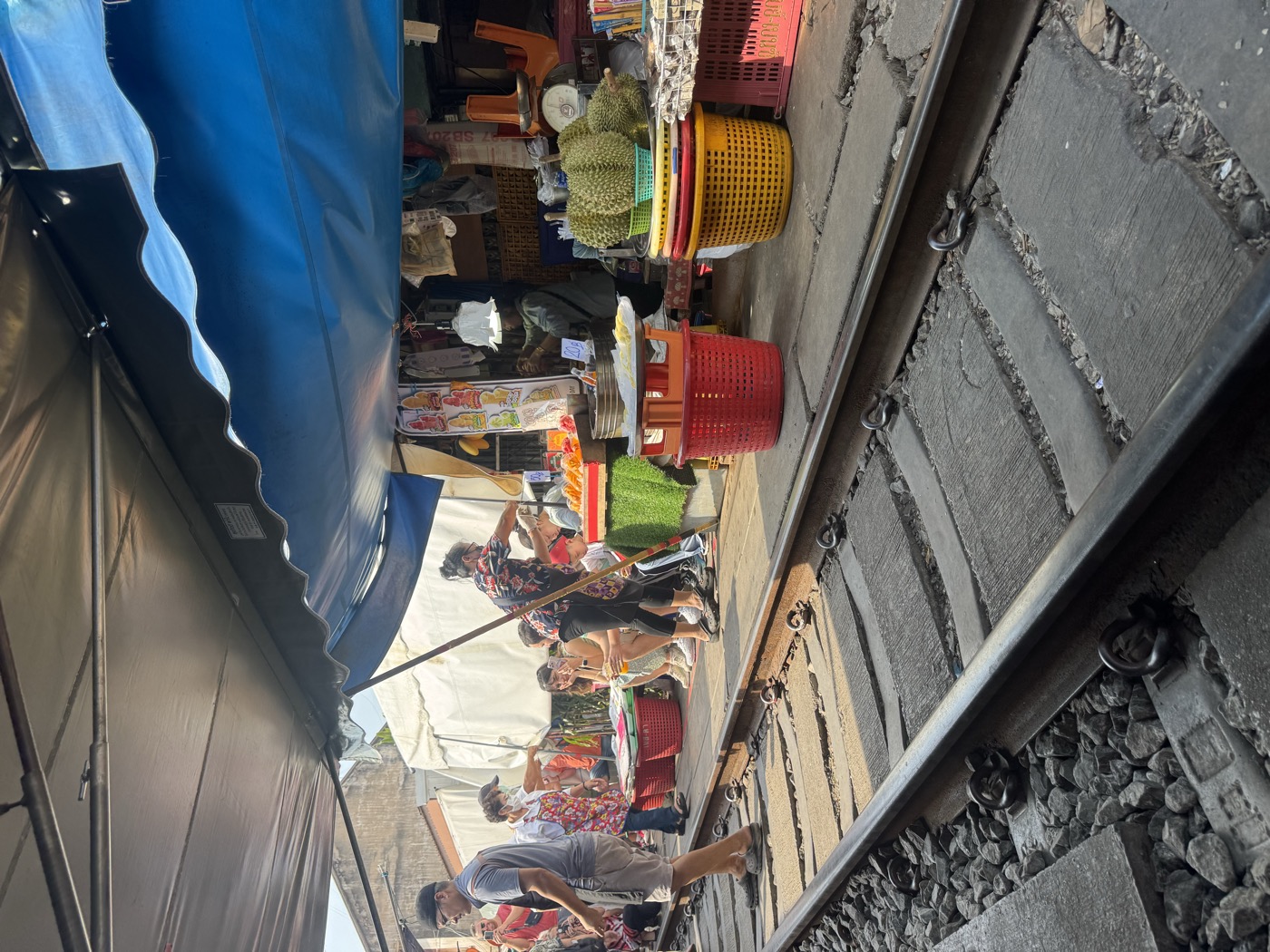 Marktstände mit Durian direkt an den Gleisen des Maeklong-Marktes Marktstände mit Durian direkt an den Gleisen des Maeklong-Marktes