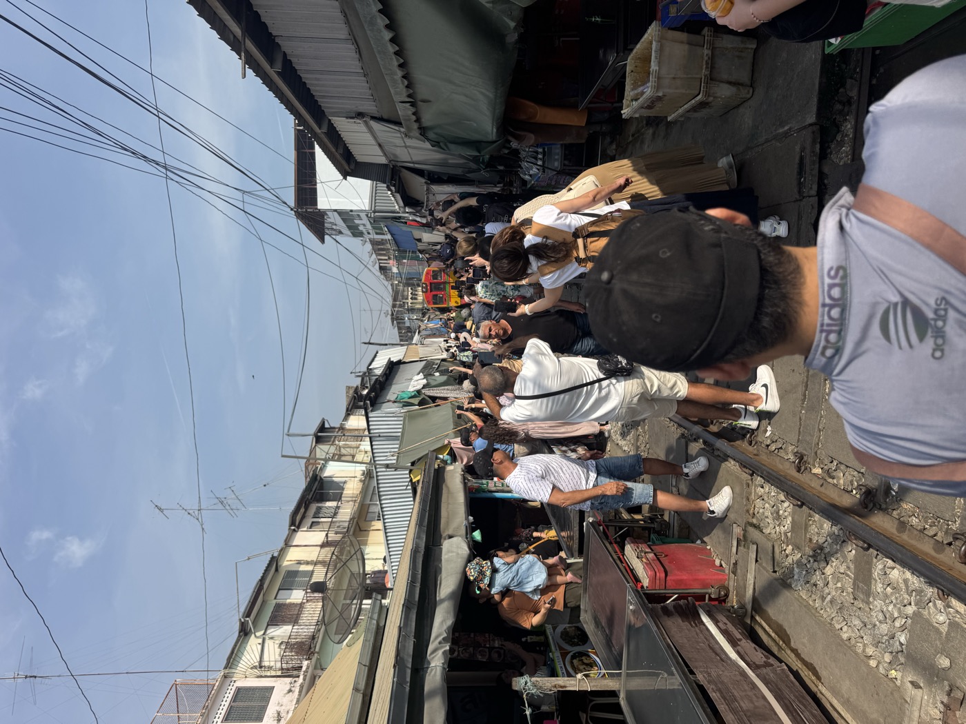 Der Zug nähert sich dem Markt am Bahngleis in Maeklong Der Zug nähert sich dem Markt am Bahngleis in Maeklong