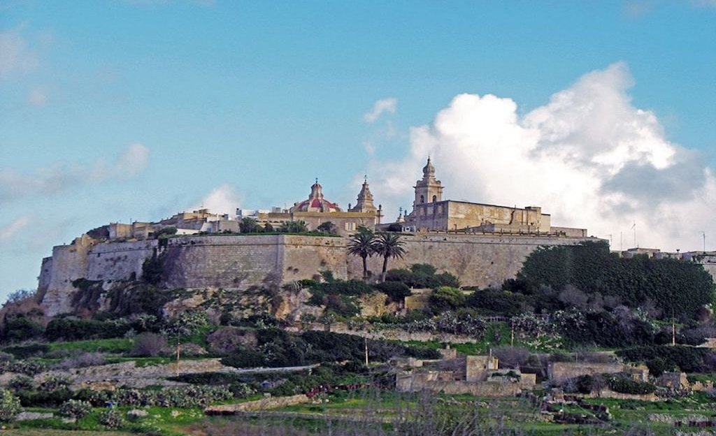 Befestigte Altstadt auf einem Hügel im Inselinneren von Malta Befestigte Altstadt auf einem Hügel im Inselinneren von Malta