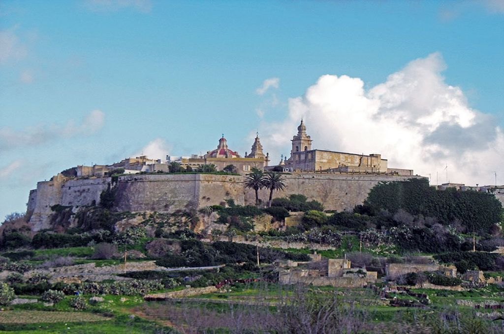 Befestigte Altstadt auf einem Hügel im Inselinneren von Malta Befestigte Altstadt auf einem Hügel im Inselinneren von Malta