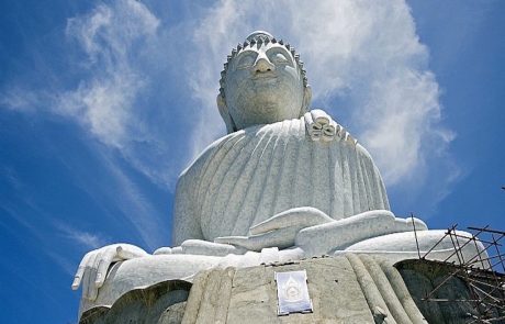 big-buddha-phuket-körper-fertig-sockel-mit-gerüst Der Big Buddha auf dem Nakkerd Hill über Phuket