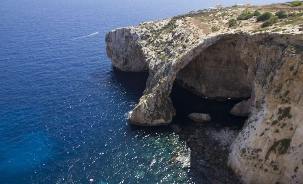 Das Felsentor der Blue Grotto an der Südküste von Malta Das Felsentor der Blue Grotto an der Südküste von Malta