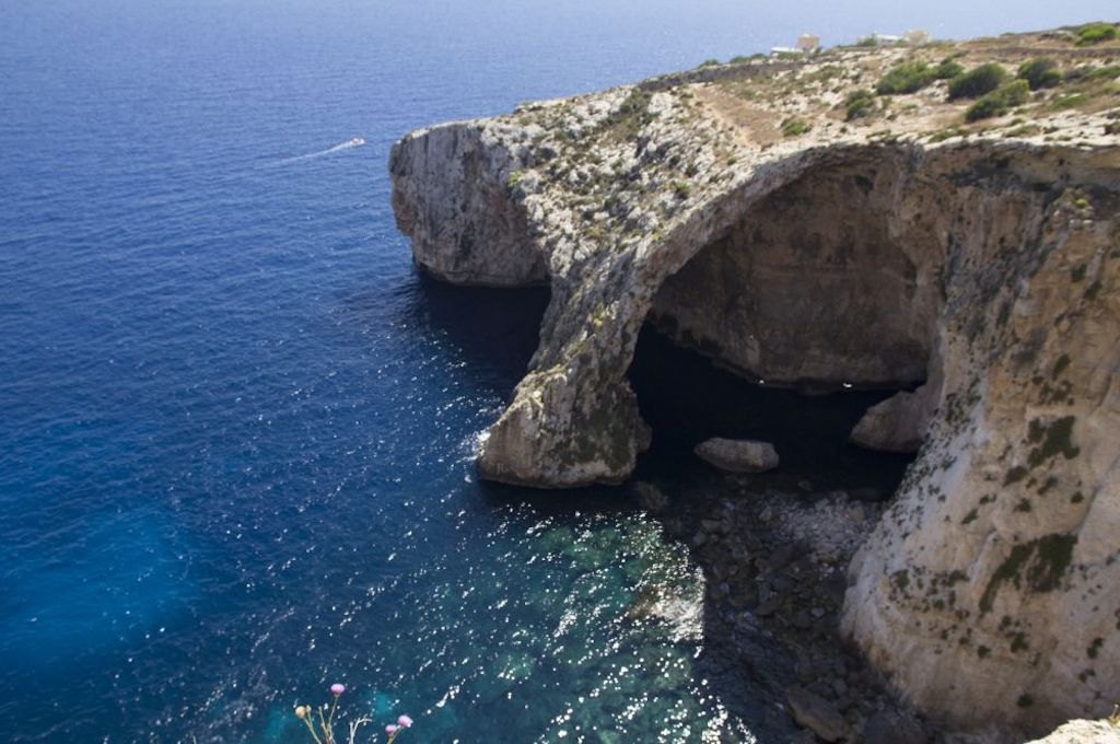 Das Felsentor der Blue Grotto an der Südküste von Malta Das Felsentor der Blue Grotto an der Südküste von Malta