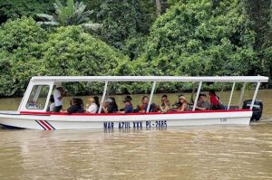 Ausflugsboot mit Gästen auf dem Kanal von Tortuguero