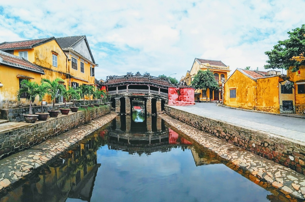 Kanal mit Steinbrücke in der Altstadt von Hoi An
