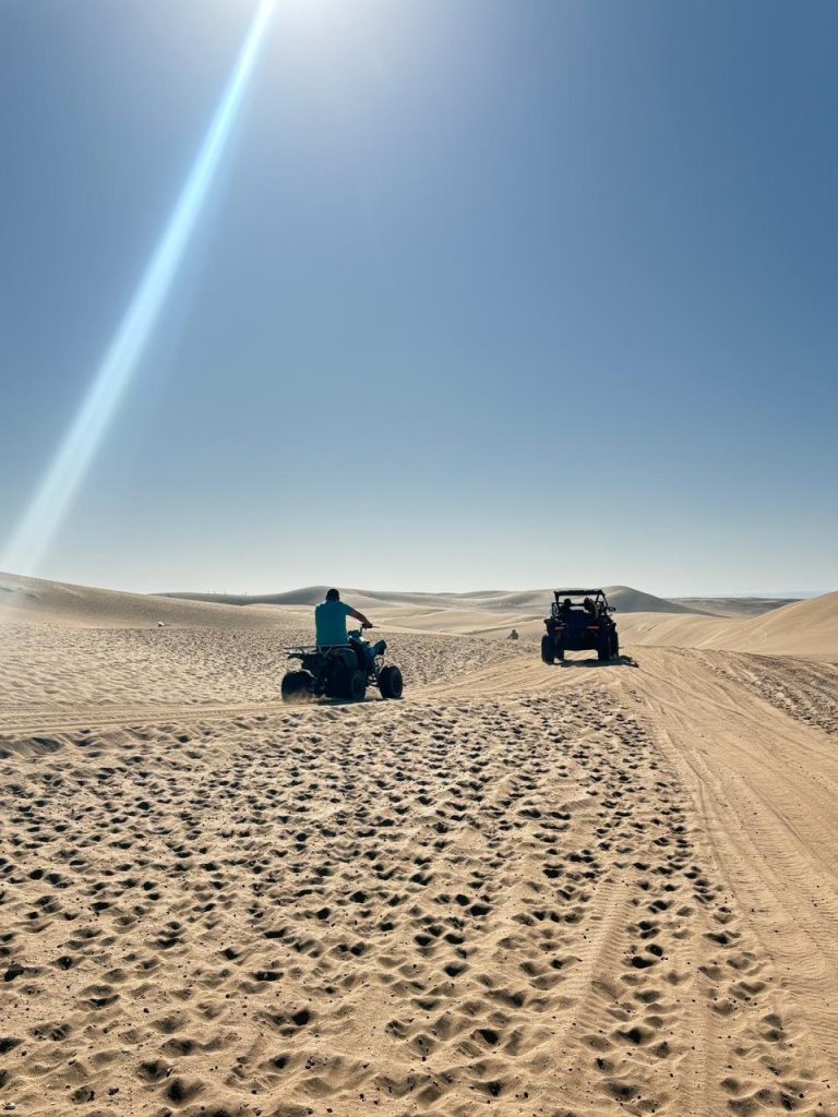 Buggy in der weiten Wüstenlandschaft südlich von Agadir