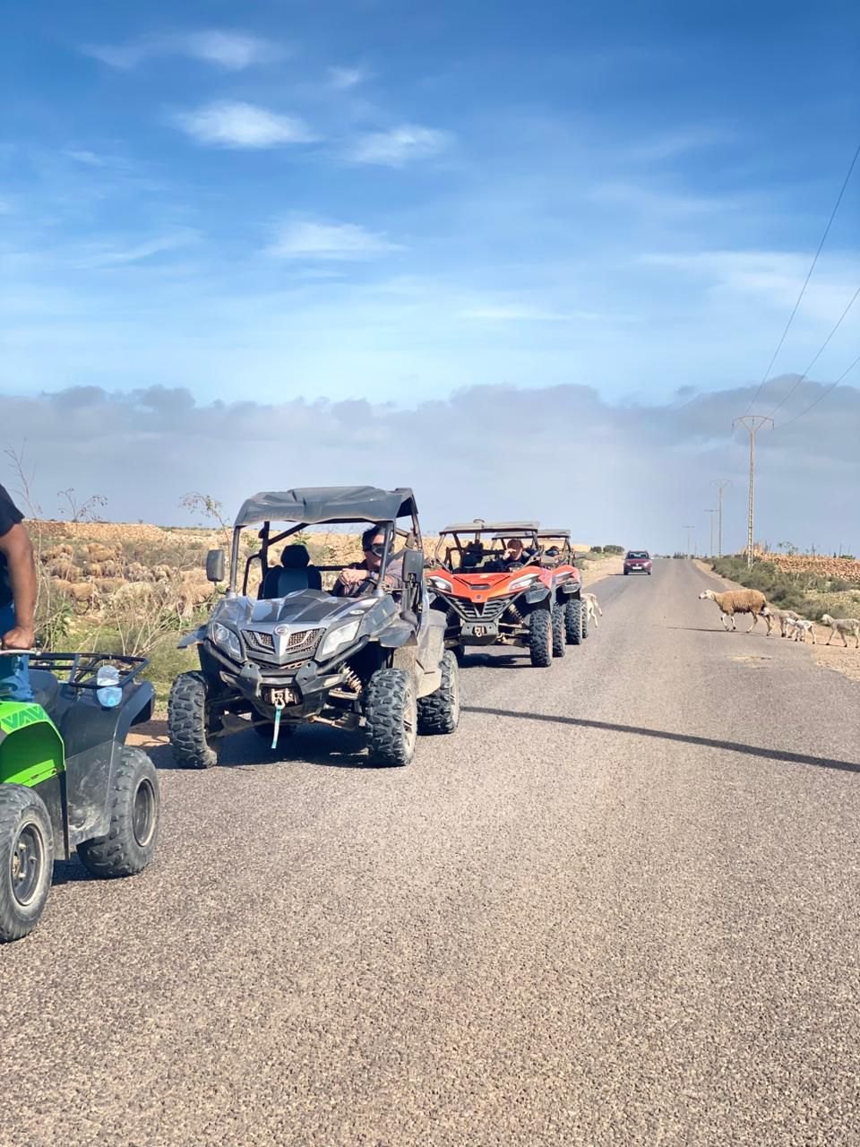 Gruppe mit Buggys und Quads auf der Piste bei Agadir Gruppe mit Buggys und Quads auf der Piste bei Agadir