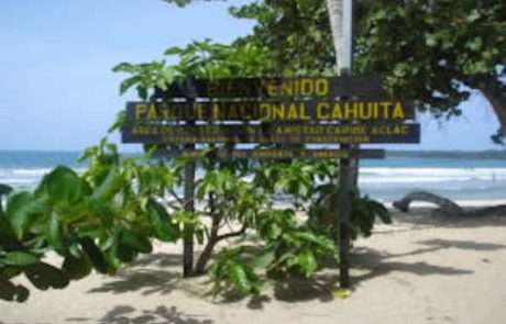 Willkommensschild des Nationalparks Cahuita am Strand