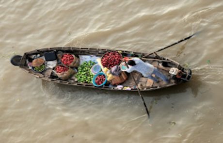 Ausblick von oben Beladenes Händlerboot von oben auf dem Mekong bei Cai Be