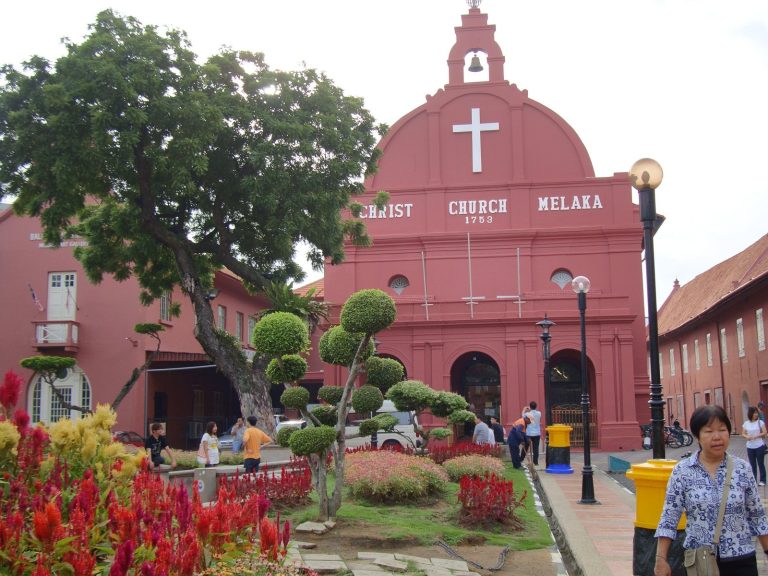 Die rote Christ Church am Dutch Square von Malakka mit Blumenbeeten davor